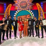 Cláudia Martins Instagram - Hoje no Estrelas ao Sábado com esta maravilhosa equipa na @rtppt ❤️🌟 #estrelasaosabado #claudiamartins #minhotosmarotos Venda Do Pinheiro, Lisboa, Portugal