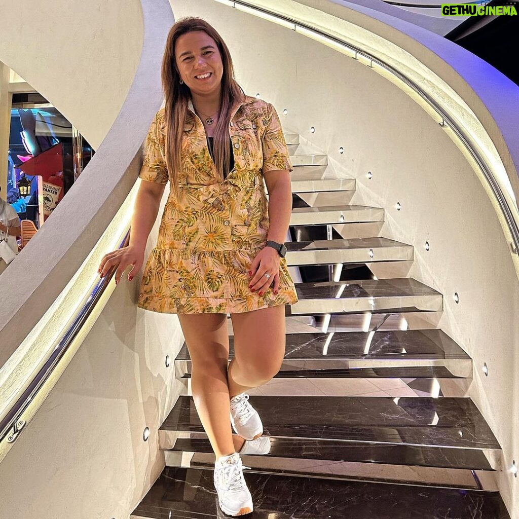 Cláudia Martins Instagram - Cada degrau que subimos na escada do sucesso é uma conquista que nos impulsiona a alcançar novos patamares ❤️