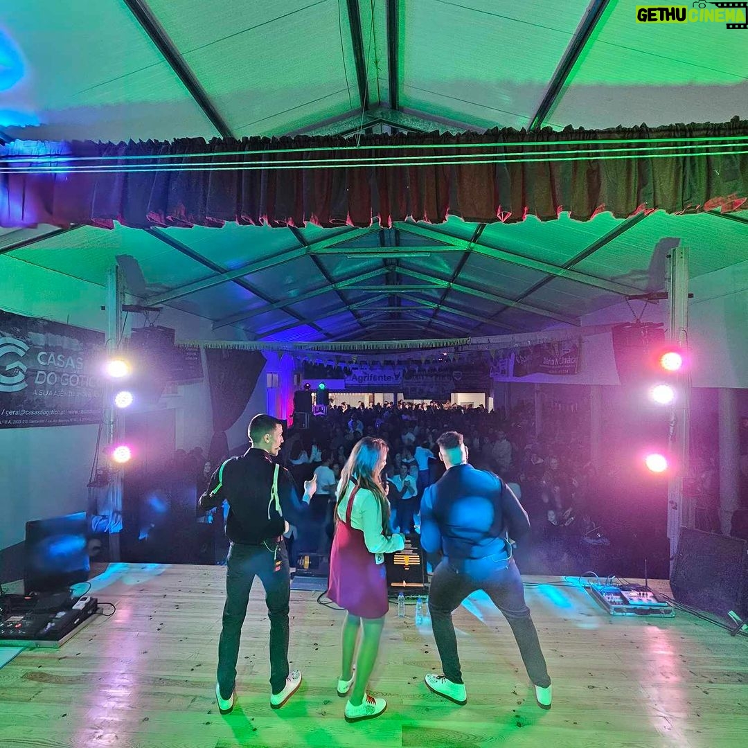 Cláudia Martins Instagram - No palco a vibrar, a melodia a encantar, com um dia de sol tão bonito, bom domingo queremos desejar! Santarém