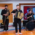 Cláudia Martins Instagram - Hoje temos a companhia da Cláudia Martins & Minhotos Marotos ❤️ 📸 @mbritesphotos RTP1 - Programa Praça da Alegria - Ao Vivo!