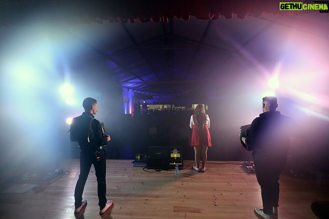 Cláudia Martins Instagram - No palco a vibrar, a melodia a encantar, com um dia de sol tão bonito, bom domingo queremos desejar! Santarém