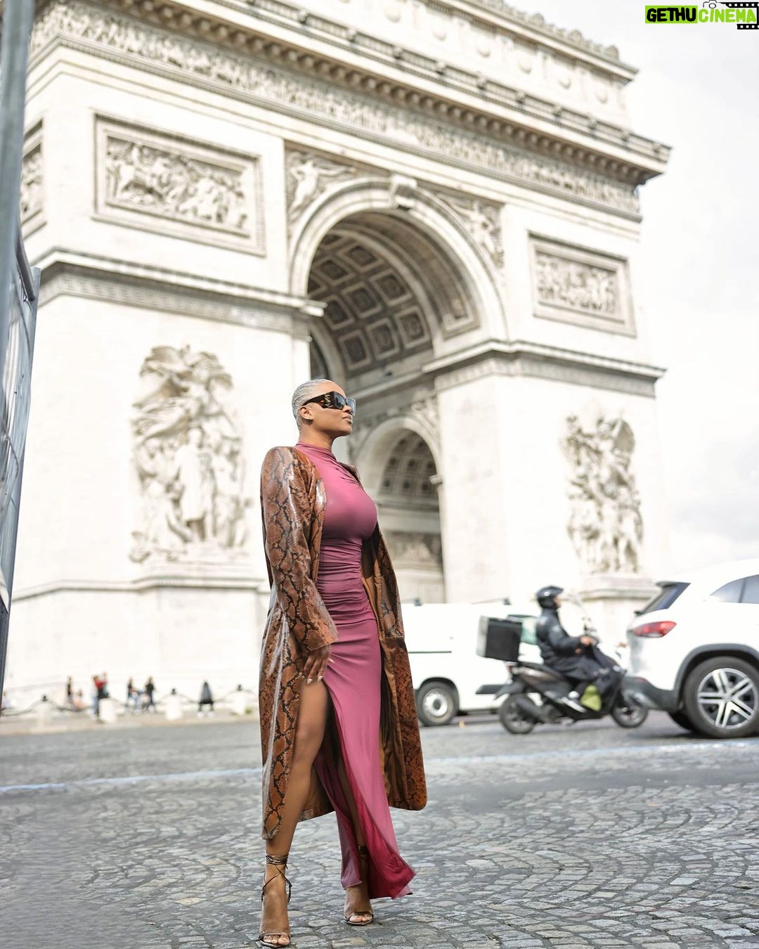 Claire Sulmers Instagram - “You just can’t beat the person who never gives up.” Babe Ruth. Drop a 💣 if you promise to never, ever, ever give up💣💣💣💣 #thebomblife101 #thebomblifequotes 📸 @sterlingpics Paris, France
