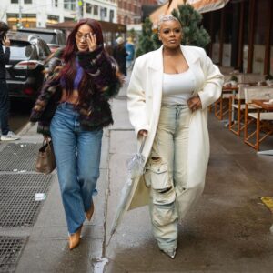 Claire Sulmers Instagram - Breakfast with champions🥂
Before I head back to #Lalaland , I caught up with @Lala, the always kind and funny newly appointed creative director of @Airbnb . If you’re a travel connoisseur, be sure to check out her #airbnb experience at AirBnb.com/LalaLand 💣 Tag your favorite #travelbloggers below👇🏾
📸 @dayhunch 
#lalaanthony #lala #clairesulmers #thebomblife #travelnoire