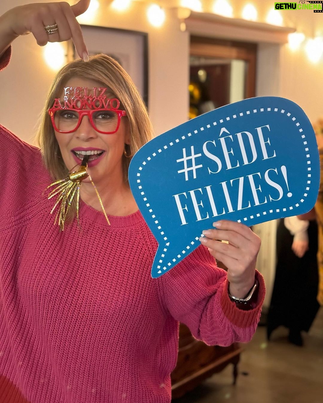Clara de Sousa Instagram - É hora de nos despedirmos no ano velho e de vos desejar um grande 2024! #sedefelizes #bomanonovo #2024