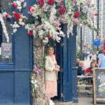 Clara de Sousa Instagram - A pub with a view. Bandeiras, bandeirolas e flores enfeitam as lojas da cidade e convidam a entrar, no caso para beber uma pint🍺. Done! Cheers! #jubilee #platinumjubilee #keepcalmanddrinkapint Londres