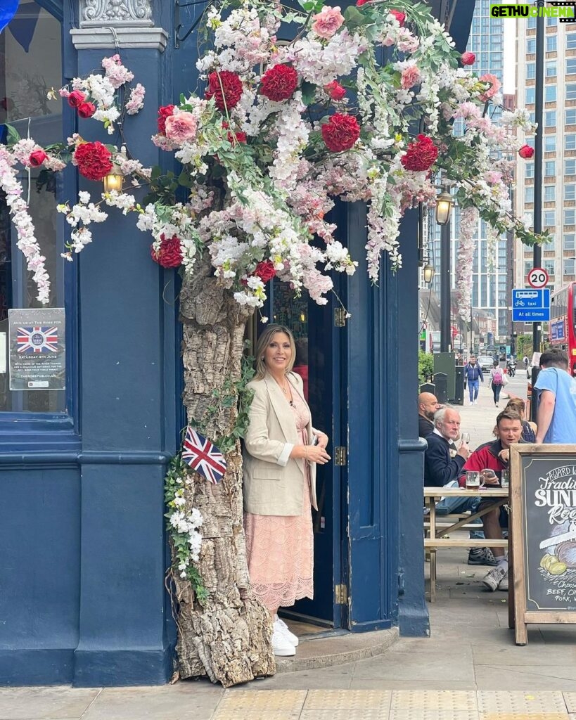 Clara de Sousa Instagram - A pub with a view. Bandeiras, bandeirolas e flores enfeitam as lojas da cidade e convidam a entrar, no caso para beber uma pint🍺. Done! Cheers! #jubilee #platinumjubilee #keepcalmanddrinkapint Londres