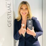 Clara de Sousa Instagram - O gesto é de alegria e agradecimento pelo prémio “Mulheres mais Influentes de Portugal” em 2021 entregue pela @executiva.pt. Por razões profissionais não pude comparecer na cerimónia da passada semana, mas hoje o troféu chegou finalmente às minhas mãos. Mais do que ter influência é fundamental sabermos o que podemos fazer com ela. Enquanto jornalista, vou continuar a dar o melhor de mim para merecer o bem mais precioso que é a confiança do público. Vou continuar a acreditar que o bom jornalismo pode fazer a diferença na construção de uma sociedade cada vez mais esclarecida... mais forte e mais livre. Se conseguir continuar a fazer a diferença nesse campo, já darei esta influência por muito bem empregue. Muito obrigada. #mulheresmaisinfluentesdeportugal2021 #executiva
