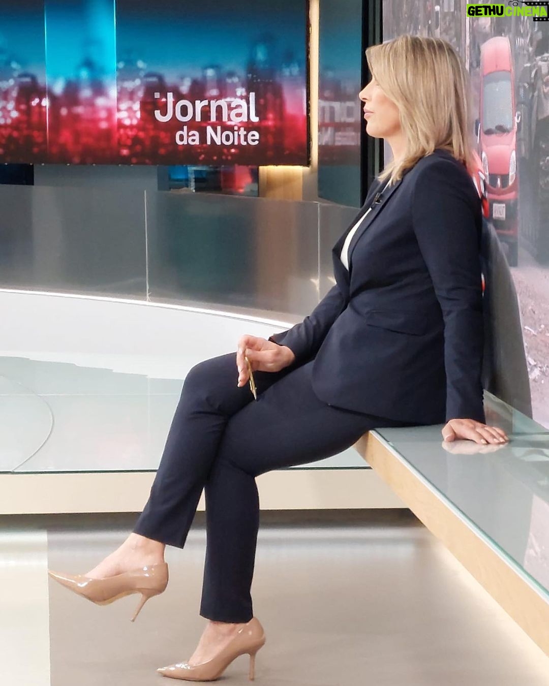 Clara de Sousa Instagram - Breve pausa… já regressamos para analisar estes brutais dias de guerra com o @jose_milhazes e o Nuno Rogeiro. 📸 @vitormoco #pausaemtempodeguerra Sic Sociedade Independente De Comunicação, SA