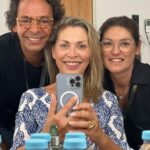 Clara de Sousa Instagram - Em contagem decrescente para a Grande Gala dos Globos de Ouro. Ainda de cara lavada. A @elsa_martinho e o @leonel_simoes_ já estão a postos para me maquilhar e pentear para o espectáculo que começa pouco depois das 9 da noite! 🌟 Quem vai estar a ver? É que vai mesmo ser uma noite muito especial! 💫 #globosdeouro2023 #agaladoano #sic Coliseu dos Recreios