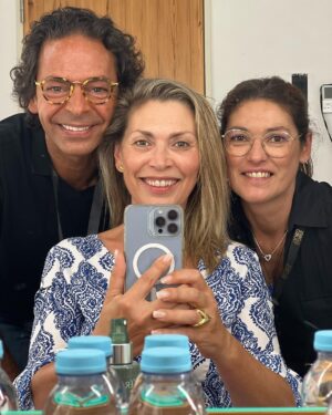 Clara de Sousa Instagram - Em contagem decrescente para a Grande Gala dos Globos de Ouro. Ainda de cara lavada. A @elsa_martinho e o @leonel_simoes_ já estão a postos para me maquilhar e pentear para o espectáculo que começa pouco depois das 9 da noite! 🌟 Quem vai estar a ver? É que vai mesmo ser uma noite muito especial! 💫
#globosdeouro2023 #agaladoano #sic
