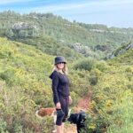 Clara de Sousa Instagram - As cores da primavera inundam a natureza selvagem num dia de céu limpo, excelente para percorrer os trilhos com o Kiko e a Mia. #vaipassearocao #cansadosefelizes #sabadoperfeito #trilhosdeportugal