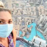 Clara de Sousa Instagram - Bem lá no 🔝e sem vertigens. 7 anos depois regresso para testemunhar como o cenário em redor mudou, com tantos novos edifícios, nesta cidade em permanente construção. #atthetop #burjkhalifa #555metrosdealtura #uae Burj Khalifa, 148th floor