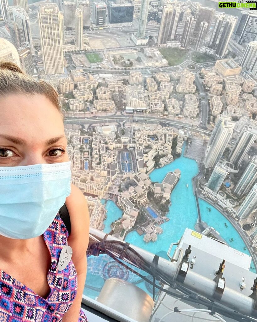 Clara de Sousa Instagram - Bem lá no 🔝e sem vertigens. 7 anos depois regresso para testemunhar como o cenário em redor mudou, com tantos novos edifícios, nesta cidade em permanente construção. #atthetop #burjkhalifa #555metrosdealtura #uae Burj Khalifa, 148th floor