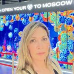 Clara de Sousa Instagram - Até ao momento, a Rússia não foi banida da Expo Dubai e o pavilhão continua a ser dos mais visitados porque é de facto um pavilhão imponente, colorido, bem pensado e projectado, com um espectáculo multimédia único. Mas nada bate certo com o que estamos a assistir fora desta bolha da Expo. Aqui o pavilhão fala em amor, coração, paz, cooperação. Na Ucrânia, vemos guerra, morte, desespero, chantagem, terror. #agrandeilusao #russiaatdubaiexpo Expo City Dubai