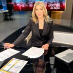 Clara de Sousa Instagram - Semana dura com tudo o que está a acontecer tão perto, na Ucrânia. 🇺🇦Textos, papéis com alinhamento, directos, reportagens e o ânimo e energia que nunca podem faltar para estarmos sempre em cima da notícia. Boa semana!!! 📸 @ruisebastiao #jornalismo #jornaldanoitesic Sic Sociedade Independente De Comunicação, SA