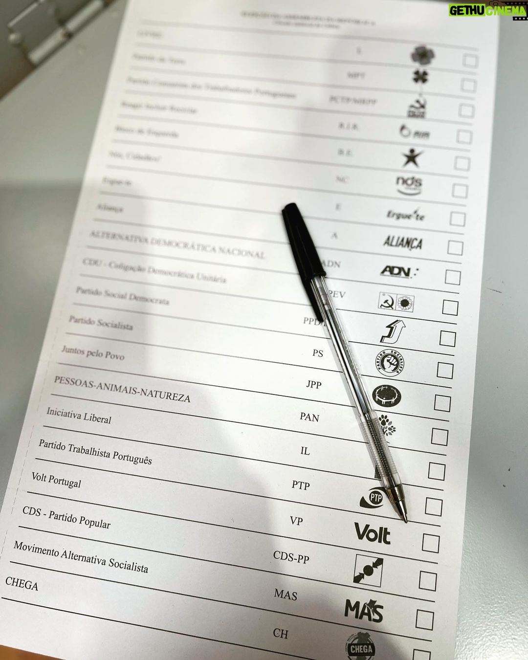 Clara de Sousa Instagram - Votar é honrar e defender a democracia. Houve tempos em que não nos era dada essa possibilidade. Hoje, mais do que um direito conquistado, é um dever. Feito! #eleicoeslegislativas2022 #votareumdever #naoaabstencao