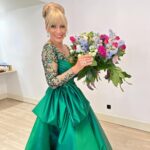 Clara de Sousa Instagram - Com um pico de 1,5 milhões de espectadores a Gala dos Globos de Ouro teve momentos únicos e emocionantes que não iremos esquecer. Por mim, senti-me muito bem na minha pele - bem sei que não é consensual nem tem de ser 🤣 - e com a confiança necessária para estas ocasiões tão especiais. Quero por isso destacar todos os que directamente me mimaram - quem não gosta de ser mimado? E que mulher não gosta de receber flores? ❤️ Obrigada ao @joao_rolo_couture por este maravilhoso vestido verde real que simboliza a esperança que nestes tempos não podemos perder; à @gillesjoalheiros pelo conjunto magnífico de esmeraldas e diamantes; ao @luisonofreofficial pelas sandálias em pele sobre as quais estive durante mais de 5 horas com todo o conforto; ao @leonel_simoes_ e à @elsa_martinho pelos cabelos e maquilhagem que adorei e a todos os que indirectamente trabalharam para a grande gala. Foram incríveis e é um privilégio ter estado convosco mais este ano! #globosdeouro2022 #sic30anos #apoioaproducao Coliseu dos Recreios
