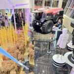 Clara de Sousa Instagram - O pavilhão da Ucrânia na Expo Dubai é um pavilhão simples sem nada de muito digital ou altamente tecnológico, mas que se tornou bastante especial nos últimos dias com a criação de um mural onde os visitantes deixam uma mensagem. Há algumas muito emocionantes que nos tocam o coração. 💔 Antes de entrar, estava eu na fila, frente a uma jovem que fazia o controlo de entradas, quando um homem árabe, já de saída, lhe disse em inglês que tinha lá ido propositadamente para deixar uma mensagem de apoio ao povo ucraniano. A jovem sorriu e logo os seus olhos se encheram de lágrimas. Conteve-as o mais que pôde, sem esconder no entanto a angústia e impotência perante o que está a acontecer no seu país. Afinal de contas, quando há meses deixou a Ucrânia para trabalhar na expo, nunca conseguiria antever ou imaginar o que acabaria por acontecer. Pior… agora nem sabe se consegue voltar. Tudo isto é demasiado triste. Demasiado. #ukrainestaystrong #ukrainepavillionexpo2020 #dubai2020expo Expo City Dubai