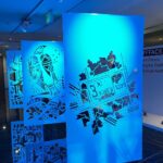 Clara de Sousa Instagram - O pavilhão da Ucrânia na Expo Dubai é um pavilhão simples sem nada de muito digital ou altamente tecnológico, mas que se tornou bastante especial nos últimos dias com a criação de um mural onde os visitantes deixam uma mensagem. Há algumas muito emocionantes que nos tocam o coração. 💔 Antes de entrar, estava eu na fila, frente a uma jovem que fazia o controlo de entradas, quando um homem árabe, já de saída, lhe disse em inglês que tinha lá ido propositadamente para deixar uma mensagem de apoio ao povo ucraniano. A jovem sorriu e logo os seus olhos se encheram de lágrimas. Conteve-as o mais que pôde, sem esconder no entanto a angústia e impotência perante o que está a acontecer no seu país. Afinal de contas, quando há meses deixou a Ucrânia para trabalhar na expo, nunca conseguiria antever ou imaginar o que acabaria por acontecer. Pior… agora nem sabe se consegue voltar. Tudo isto é demasiado triste. Demasiado. #ukrainestaystrong #ukrainepavillionexpo2020 #dubai2020expo Expo City Dubai