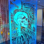Clara de Sousa Instagram - O pavilhão da Ucrânia na Expo Dubai é um pavilhão simples sem nada de muito digital ou altamente tecnológico, mas que se tornou bastante especial nos últimos dias com a criação de um mural onde os visitantes deixam uma mensagem. Há algumas muito emocionantes que nos tocam o coração. 💔 Antes de entrar, estava eu na fila, frente a uma jovem que fazia o controlo de entradas, quando um homem árabe, já de saída, lhe disse em inglês que tinha lá ido propositadamente para deixar uma mensagem de apoio ao povo ucraniano. A jovem sorriu e logo os seus olhos se encheram de lágrimas. Conteve-as o mais que pôde, sem esconder no entanto a angústia e impotência perante o que está a acontecer no seu país. Afinal de contas, quando há meses deixou a Ucrânia para trabalhar na expo, nunca conseguiria antever ou imaginar o que acabaria por acontecer. Pior… agora nem sabe se consegue voltar. Tudo isto é demasiado triste. Demasiado. #ukrainestaystrong #ukrainepavillionexpo2020 #dubai2020expo Expo City Dubai