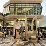 Clara de Sousa Instagram - O pavilhão da Ucrânia na Expo Dubai é um pavilhão simples sem nada de muito digital ou altamente tecnológico, mas que se tornou bastante especial nos últimos dias com a criação de um mural onde os visitantes deixam uma mensagem. Há algumas muito emocionantes que nos tocam o coração. 💔 Antes de entrar, estava eu na fila, frente a uma jovem que fazia o controlo de entradas, quando um homem árabe, já de saída, lhe disse em inglês que tinha lá ido propositadamente para deixar uma mensagem de apoio ao povo ucraniano. A jovem sorriu e logo os seus olhos se encheram de lágrimas. Conteve-as o mais que pôde, sem esconder no entanto a angústia e impotência perante o que está a acontecer no seu país. Afinal de contas, quando há meses deixou a Ucrânia para trabalhar na expo, nunca conseguiria antever ou imaginar o que acabaria por acontecer. Pior… agora nem sabe se consegue voltar. Tudo isto é demasiado triste. Demasiado. #ukrainestaystrong #ukrainepavillionexpo2020 #dubai2020expo Expo City Dubai