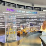Clara de Sousa Instagram - Até ao momento, a Rússia não foi banida da Expo Dubai e o pavilhão continua a ser dos mais visitados porque é de facto um pavilhão imponente, colorido, bem pensado e projectado, com um espectáculo multimédia único. Mas nada bate certo com o que estamos a assistir fora desta bolha da Expo. Aqui o pavilhão fala em amor, coração, paz, cooperação. Na Ucrânia, vemos guerra, morte, desespero, chantagem, terror. #agrandeilusao #russiaatdubaiexpo Expo City Dubai