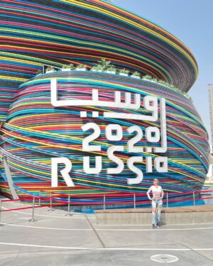 Clara de Sousa Instagram - Até ao momento, a Rússia não foi banida da Expo Dubai e o pavilhão continua a ser dos mais visitados porque é de facto um pavilhão imponente, colorido, bem pensado e projectado, com um espectáculo multimédia único. 
Mas nada bate certo com o que estamos a assistir fora desta bolha da Expo. Aqui o pavilhão fala em amor, coração, paz, cooperação. Na Ucrânia, vemos guerra, morte, desespero, chantagem, terror. 
#agrandeilusao #russiaatdubaiexpo