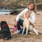 Clara de Sousa Instagram - Gosto tanto desta imagem captada pelo fotógrafo @__tiagomiranda__ que está na capa do @jornalexpresso de hoje. O Kiko, mais velho, maduro, tranquilo, contemplando o horizonte. A Mia irrequieta, um furacão de juventude, mais imprevisível nas suas manifestações de carinho. Valeu o dedo rápido do fotógrafo experiente para captar este momento “flash” ⚡️👅😝🐶 A entrevista está na revista E, feita pela Cristina Margato @happywinnie . Obrigada a ambos! #revistaexpresso #entrevista #cresmina Praia da Cresmina
