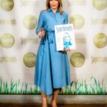 Clara de Sousa Instagram - Esta foi uma boa semana, com motivos de felicidade e gratidão, por várias razões. Uma delas… o prémio personalidade de excelência no jornalismo entregue pela @superbrandsportugal na quarta-feira, após votação do público. “Excelente notícia é deixar a nossa marca” lê-se na capa especial do livro que me entregaram. E eu acrescento que o maior património de um jornalista é a sua credibilidade, ou seja, ser uma marca de confiança. Por tudo, muito obrigada! 🙌 #superbrandsportugal #premios #jornalismo Lisbon, Portugal
