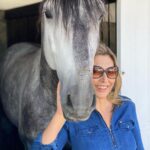 Clara de Sousa Instagram - Almoço de amigos encerrado com uma visita às cavalariças. Aqui, com o Nobel, um puro sangue lusitano, um cavalo lindo, com um porte único! #psl #purosanguelusitano #quintadafigueira #algueirao Quinta da Figueira