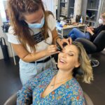 Clara de Sousa Instagram - A @taniacostamakeup a fazer a sua magia. E o @noel_avelar a registar 📸 o momento. Daqui a pouco entro na @casafeliz para falar da grande gala dos Globos de Ouro deste ano! #casafelizgentefeliz #globosdeouro2021 #faltamdoisdias Parque Holanda Outurela