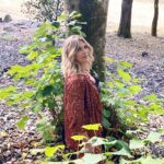 Clara de Sousa Instagram - Passei a tarde em Sintra. Num local mágico. 📸 @inespereira.makeup @liliana_hairstyle @carasportugal #quintadaribafria #contagemdecrescenteparaosglobos #natureza #paz #estamosjuntos Quinta Da Ribafria