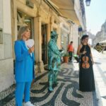 Clara de Sousa Instagram - Artistas do meu país: erguei-vos… que a vida recomeça. 📸 @pipasevinate_make_up #globosdeouro2021 #gravandoporlisboa #blueishope Rua Augusta
