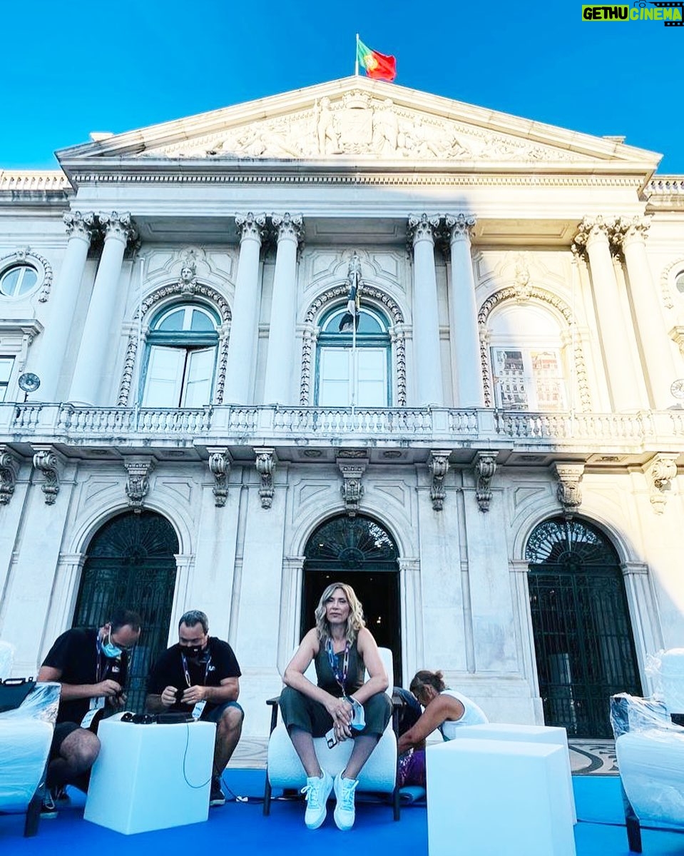 Clara de Sousa Instagram - De regresso à antena e logo com o grande debate autárquico de Lisboa. Estamos a postos. O palco está montado. Só faltam os candidatos. Arranca às 21h na SIC. #autarquicas2021 #eleiçoesautarquicas #lisboa #sic #debate Praça do Município