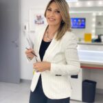 Clara de Sousa Instagram - Tudo pronto. Vamos a isso! Mais um dia de notícias em 3… 2… 1… Até já! #jornaldanoitesic #newsanchor Sic Sociedade Independente De Comunicação, SA