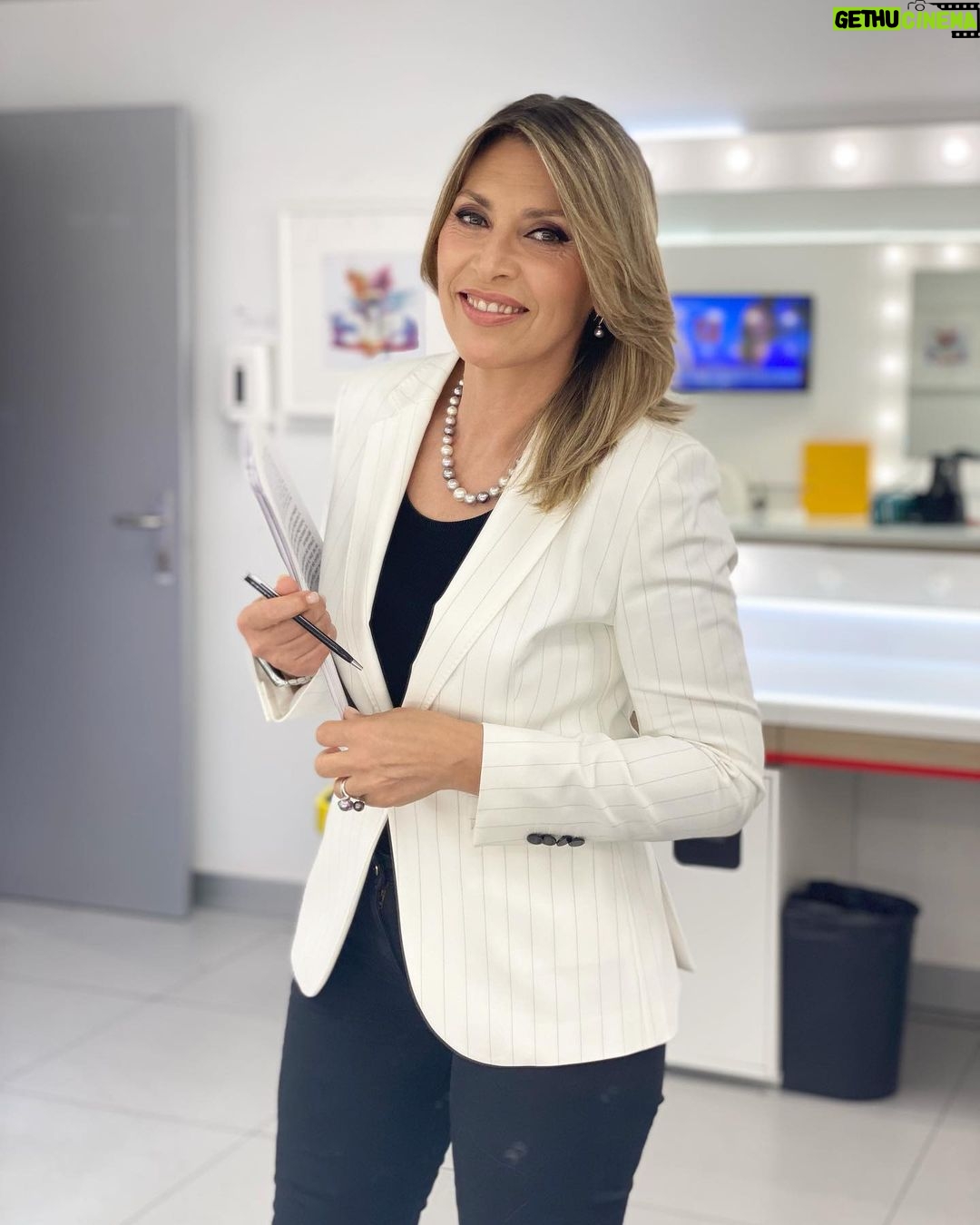 Clara de Sousa Instagram - Tudo pronto. Vamos a isso! Mais um dia de notícias em 3… 2… 1… Até já! #jornaldanoitesic #newsanchor Sic Sociedade Independente De Comunicação, SA