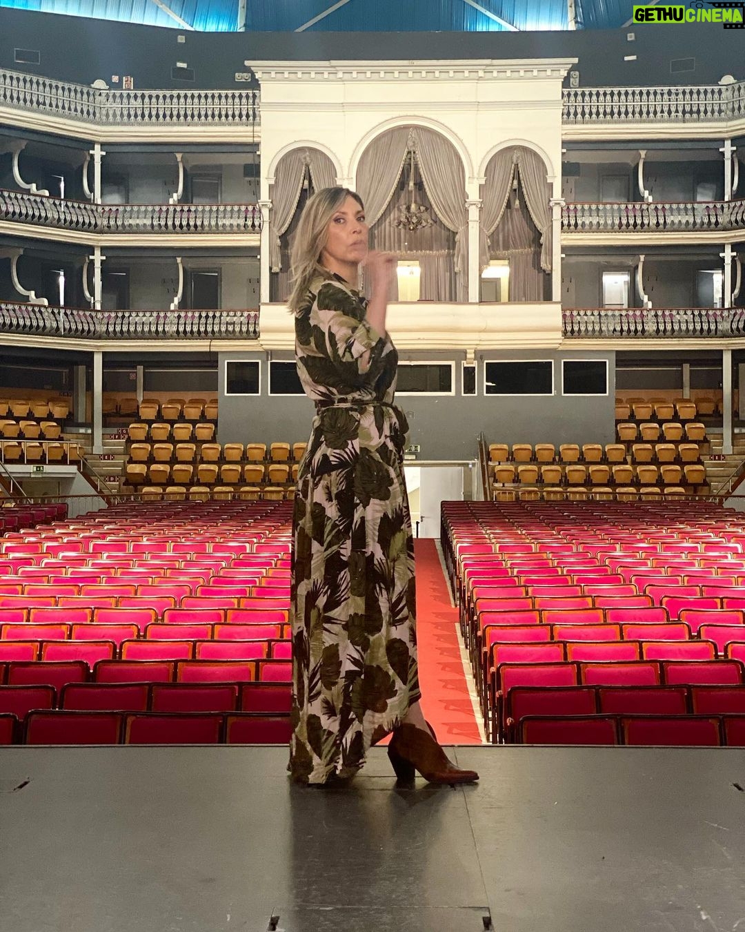 Clara de Sousa Instagram - Passei pelo coliseu de Lisboa e confirma-se… Está tudo no sítio à espera dos @globosdeouro 🙌🤩 #acaminhodosglobosdeouro #globosdeouro2021 #globos25anos #sic #coliseudosrecreioslisboa Coliseu dos Recreios