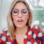 Clara de Sousa Instagram - No dia 3 de Outubro pisarei o palco do Coliseu dos Recreios de Lisboa, enquanto apresentadora da 25a Gala dos Globos de Ouro. Será uma cerimónia memorável carregada de emoção… e o primeiro grande evento pos-pandemia. Por tudo isto, aceitei o desafio. 25 anos! Tanta história! Tantas vidas. Tanta emoção! Tanto de nós! #globosdeouro2021 #25anos25premios #sic #revistacaras