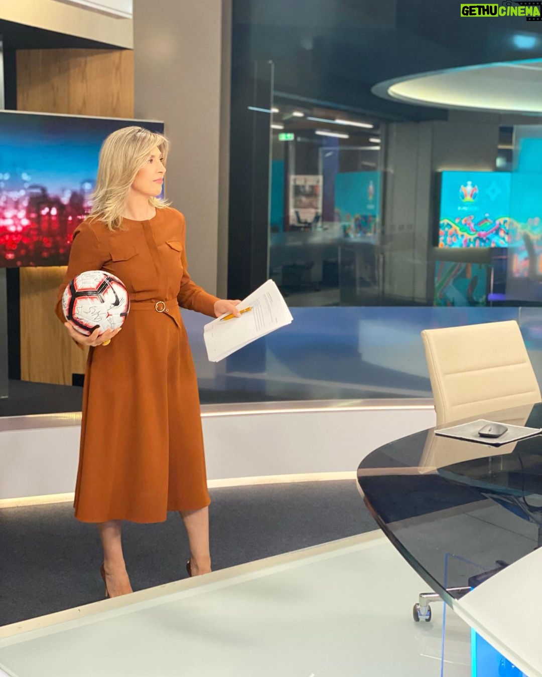 Clara de Sousa Instagram - Estou pronta para o jornal e para a bola. 🙌👊 #vamoslarapazes #vamoscomtudo #euro2020 #belgicaportugal Sic Sociedade Independente De Comunicação, SA