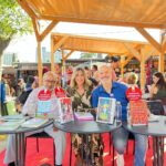 Clara de Sousa Instagram - A dar tudo na @feiradolivrodelisboa com os companheiros de bancada @albertommiranda e @floresmoita. #feiradolivrodelisboa #leya #pracaleya #2023 Feira do Livro de Lisboa