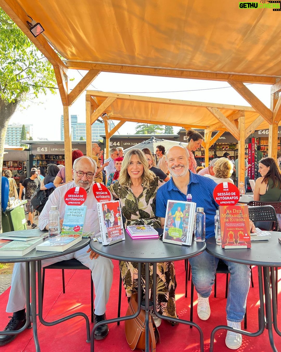 Clara de Sousa Instagram - A dar tudo na @feiradolivrodelisboa com os companheiros de bancada @albertommiranda e @floresmoita. #feiradolivrodelisboa #leya #pracaleya #2023 Feira do Livro de Lisboa