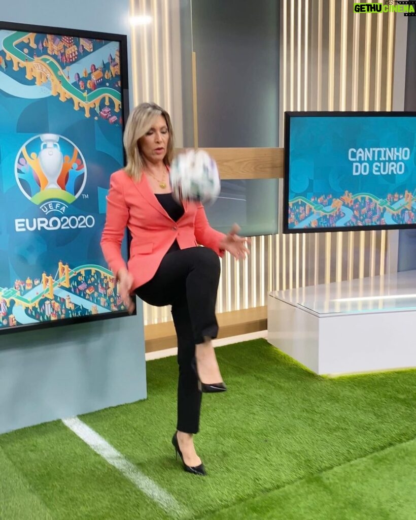 Clara de Sousa Instagram - A bola já rola no “Cantinho do Euro” no Jornal da Noite. 📸 @clariff #cantinhodoeuro #vamoscomtudo #vamosaissorapazes #euro2020 Sic Sociedade Independente De Comunicação, SA