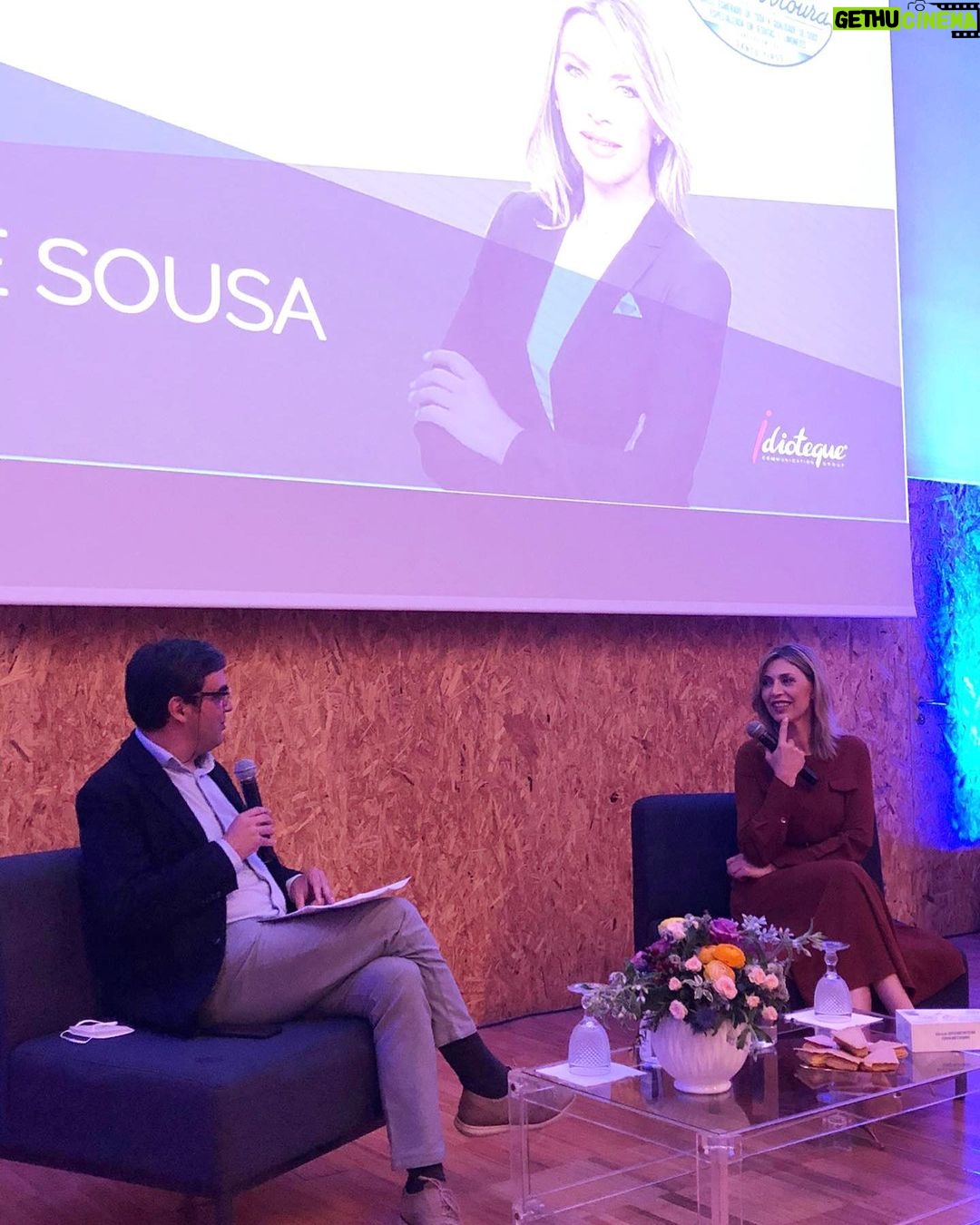 Clara de Sousa Instagram - Ontem foi uma noite especial em Santo Tirso. Com o auditório da escola D. Dinis cheio de gente simpática e bem disposta conversei e ri-me e emocionei-me e ouvi tantas coisas que me encheram o coração. Obrigada por tudo! #umjesuitacom #dioteque #santotirso