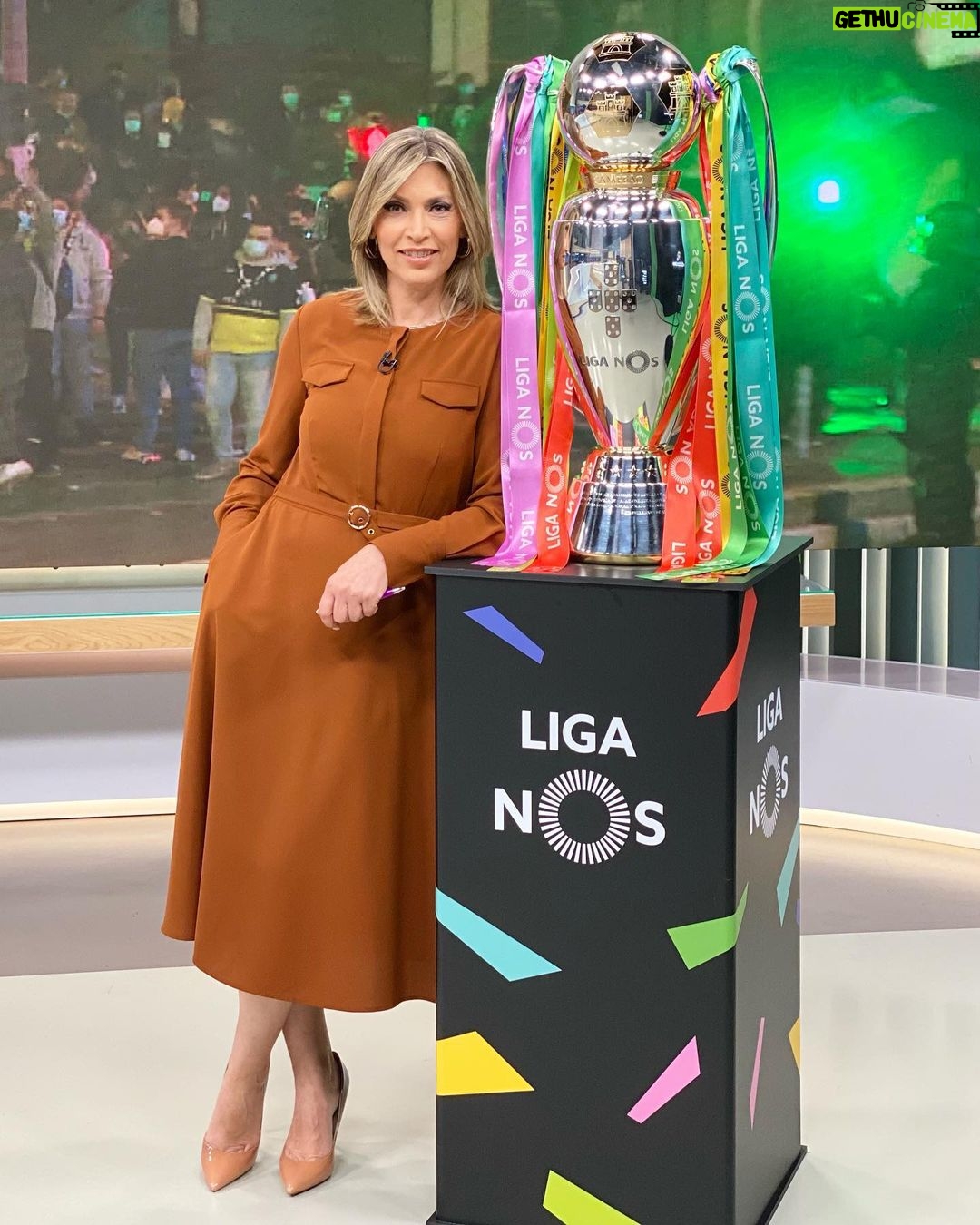 Clara de Sousa Instagram - Vejam só quem veio fazer-me uma visita!! Brevemente estará na sua nova casa... e não me parece que restem dúvidas sobre qual será... 😉 #liganos #campeonatonacional Sic Sociedade Independente De Comunicação, SA