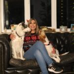 Clara de Sousa Instagram - Ainda venho a tempo de vos desejar um feliz Natal com dois dos meus pimpolhos de 4 patas. 🎅🏼🎄Tenham uma noite quentinha e feliz! ❤️ #feliznatal #lucky&mia #doggyxmas #bordercollie❤️podenga
