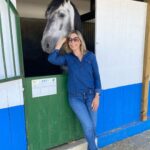 Clara de Sousa Instagram - Almoço de amigos encerrado com uma visita às cavalariças. Aqui, com o Nobel, um puro sangue lusitano, um cavalo lindo, com um porte único! #psl #purosanguelusitano #quintadafigueira #algueirao Quinta da Figueira