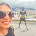 Clara de Sousa Instagram - Ainda tentei trocar umas palavras 🙄 mas ele manteve-se imóvel e concentrado. Fica para a próxima @cristiano ☺️ #madeira #estatuacristianoronaldo Funchal, Madeira