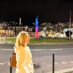 Clara de Sousa Instagram - Funchal. Tão especial, sobretudo quando o sol se põe e as luzes se acendem. Qual presépio gigante. 😍 #madeira #funchal #avenidadomar #pracadaautonomia Funchal, Madeira