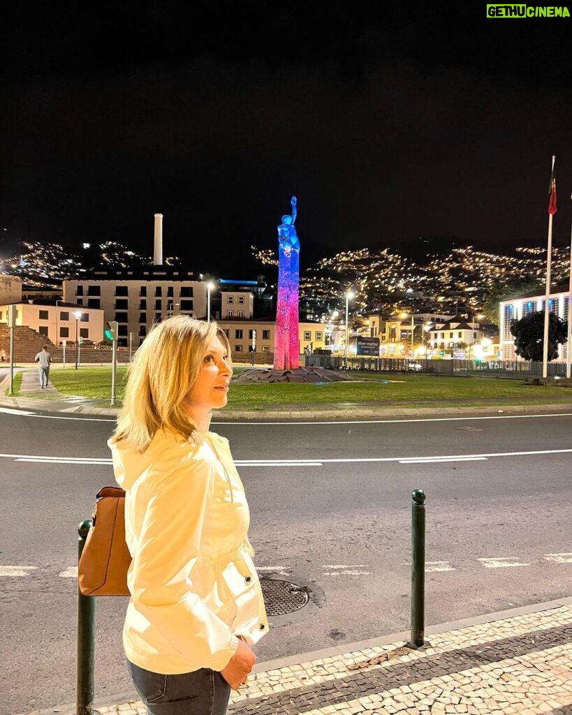 Clara de Sousa Instagram - Funchal. Tão especial, sobretudo quando o sol se põe e as luzes se acendem. Qual presépio gigante. 😍 #madeira #funchal #avenidadomar #pracadaautonomia Funchal, Madeira
