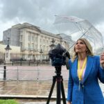 Clara de Sousa Instagram - Trovoada, chuva e granizo. Agravam-se as condições meteorológicas na véspera da coroação de Carlos III. Mas faça chuva ou faça sol eu e o @carlos_rosa98 aqui estamos! #coroacaocarlosiii #coronationcharlesiii #buckingham #livenews Buckingham Palace